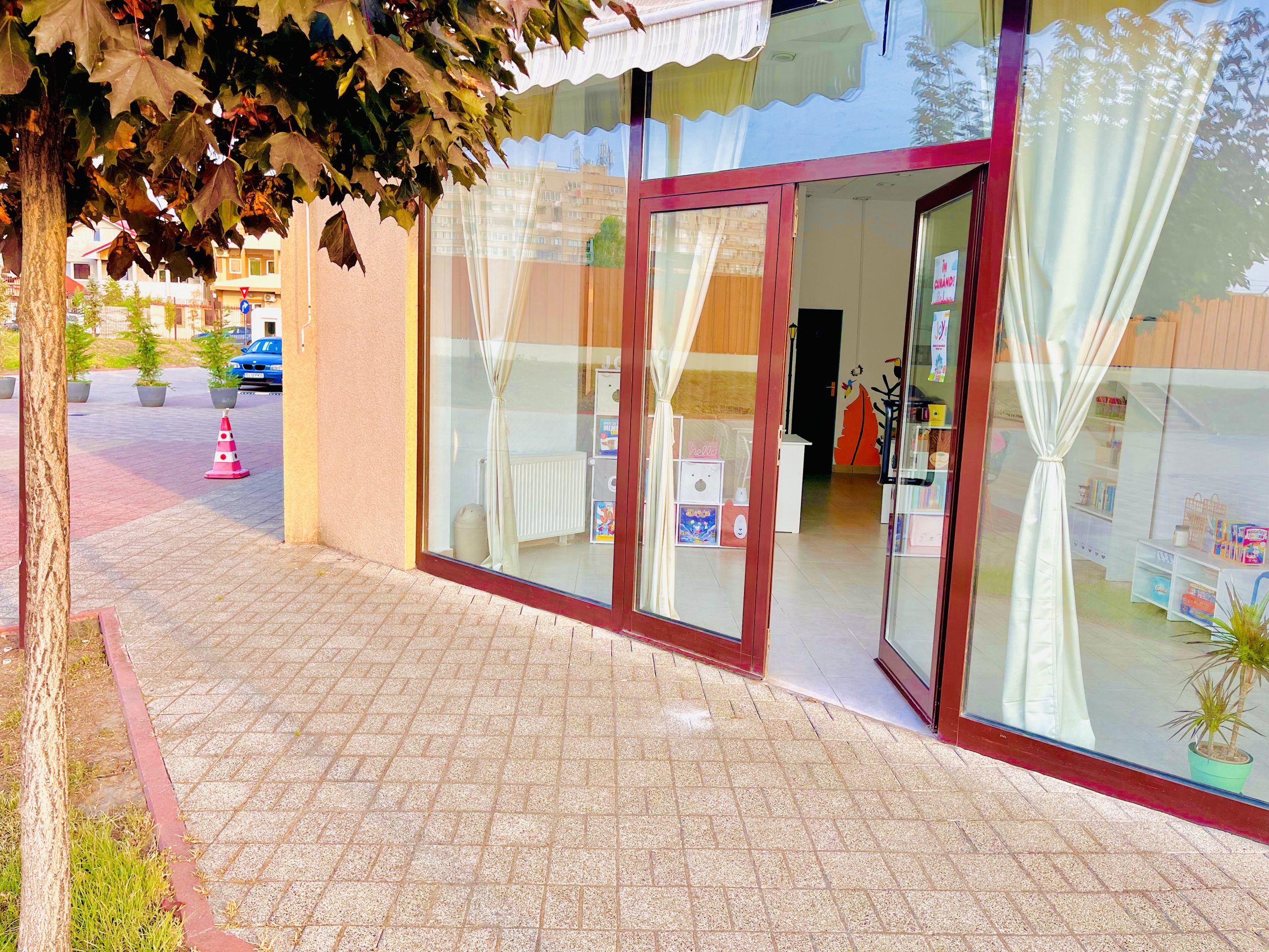 exteriorul centrului JOY Craiova